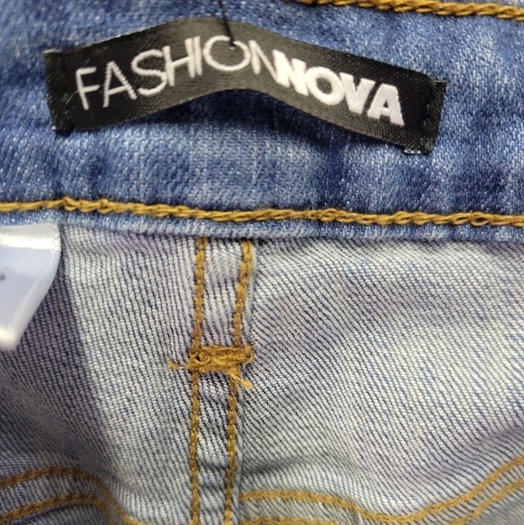 Fashion Nova Juniors Flare Leg Distressed Denim Jeans sz 15 NWT - Picture 11 of 11